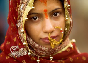 090129_varanasi_uttar_pradesh_india_bride_woman_beautiful_portrait_ghat_wedding_nosering_veil_innocent_lost_travel_photography